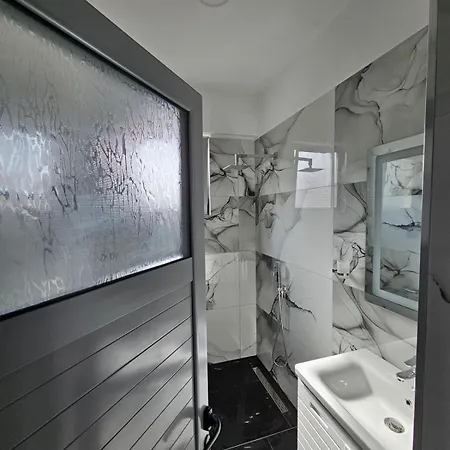 Taku 1 * Саранда